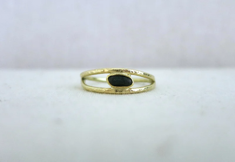 Small Black Pebble Split Ring